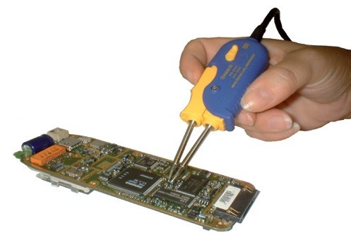 Obr. 1 Paralelní termokleště umožňují snadné vyjmutí čipů SMD a plochých pouzder